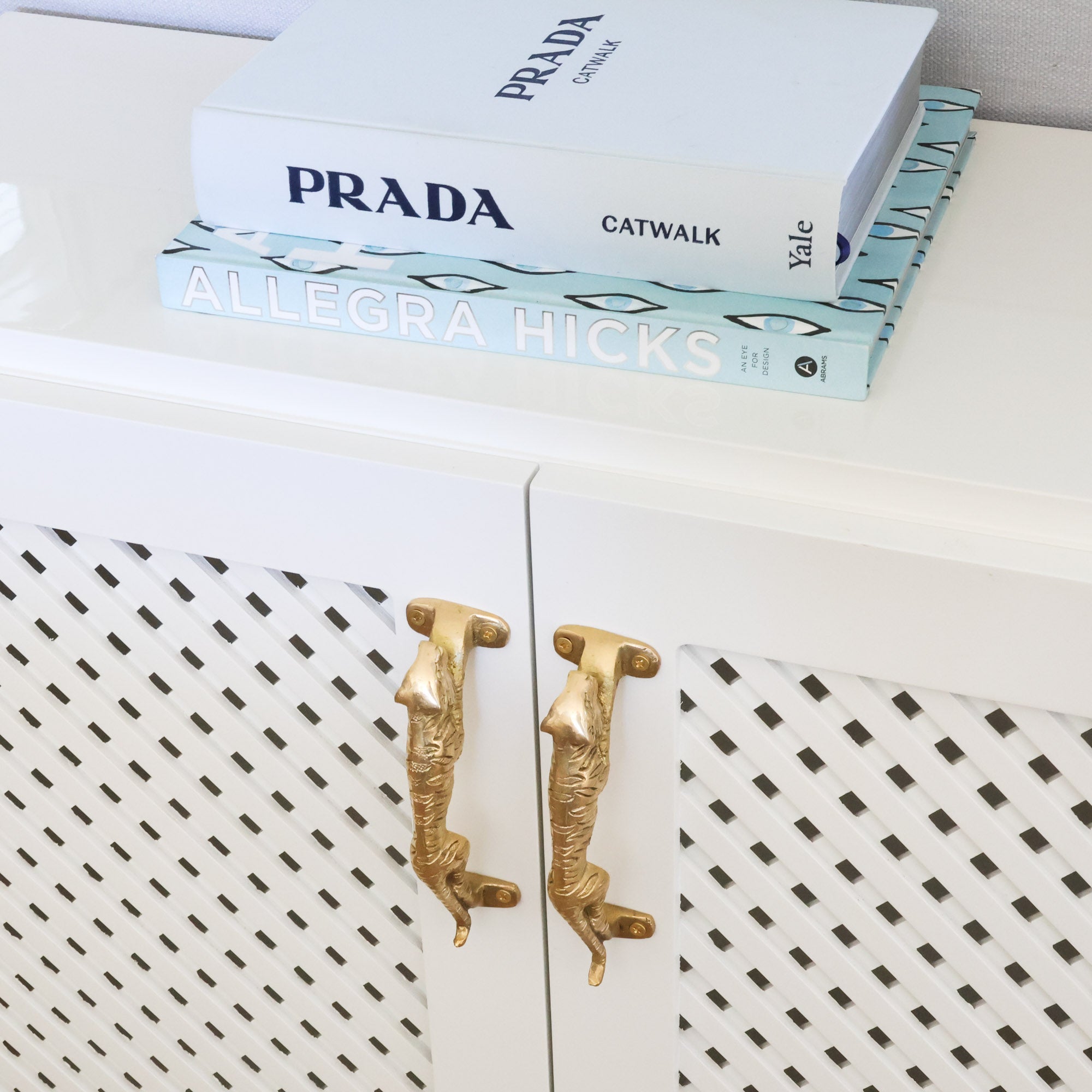 #color_cirrus-white
#hardware_brass-tiger