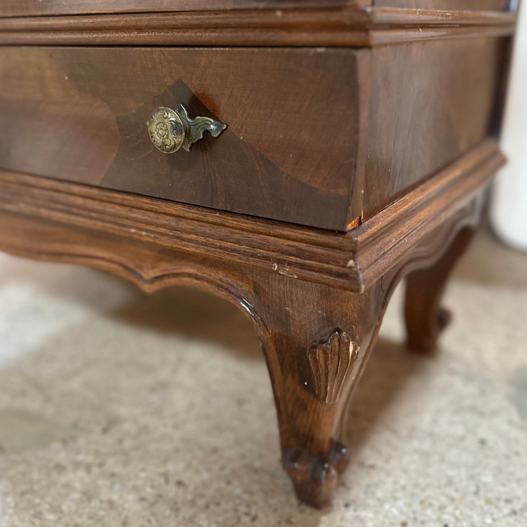ビンテージ ドロワーサイドブックテーブル Pair of Antique Book Stack Side Table | Vintage Furniture – Scout