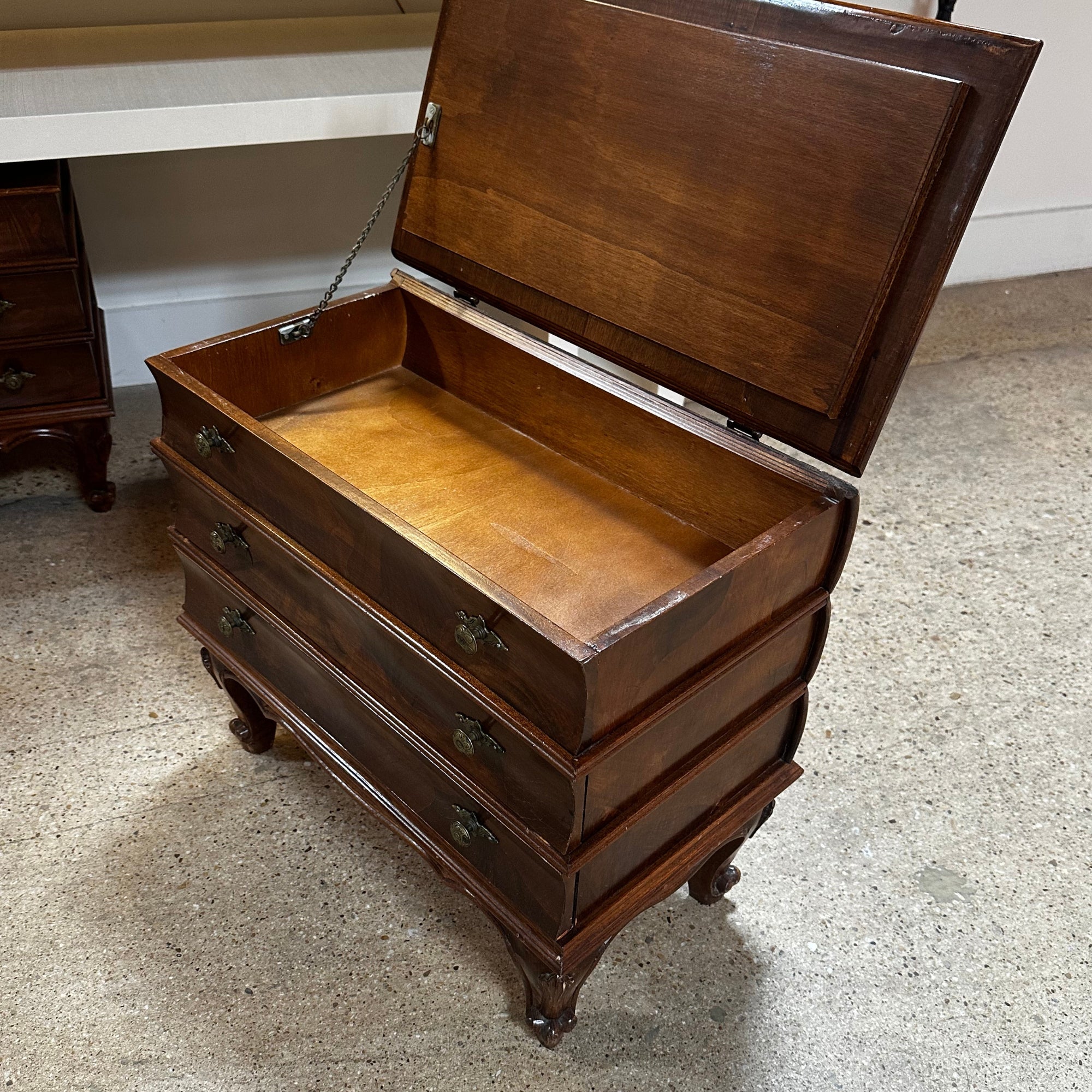 ビンテージ ドロワーサイドブックテーブル Pair of Antique Book Stack Side Table | Vintage Furniture – Scout