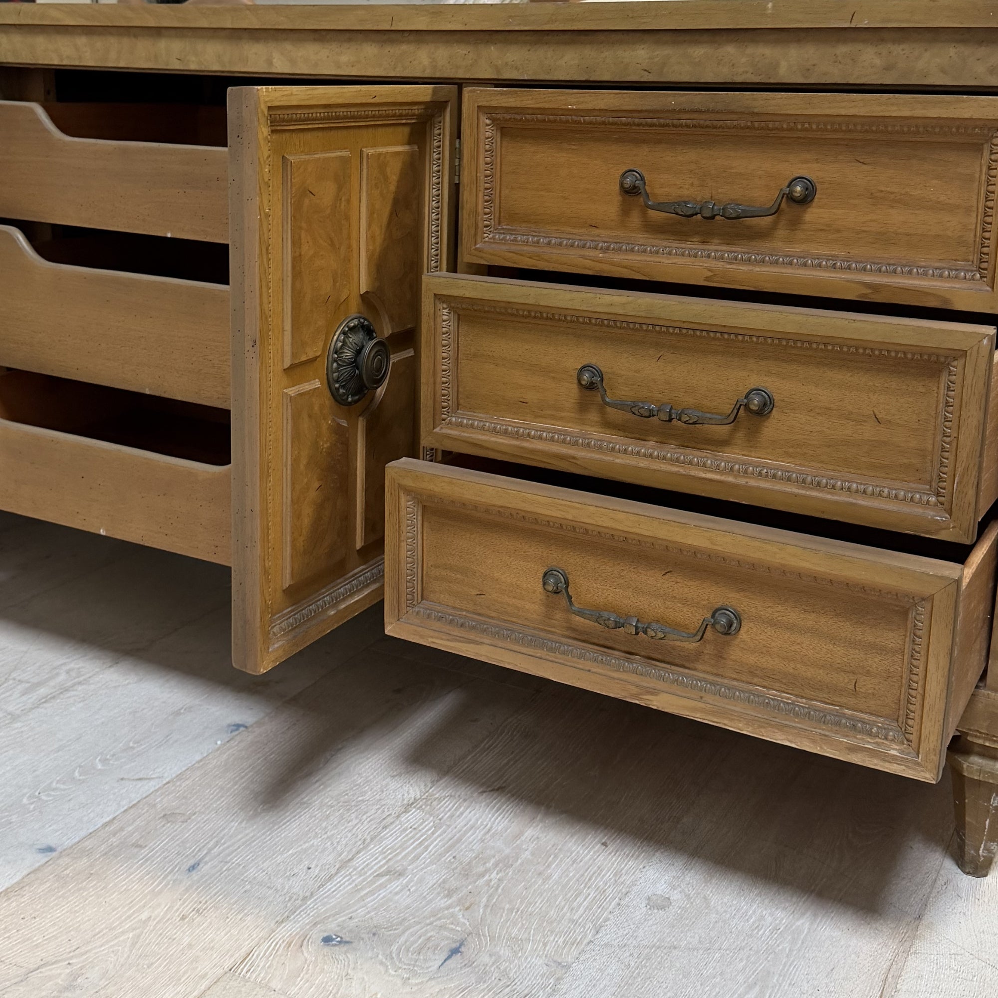 MID-CENTURY Modern BURL LONG DRESSER | Vintage Furniture MID-CENTURY Modern BURL LONG DRESSER | Vintage Furniture